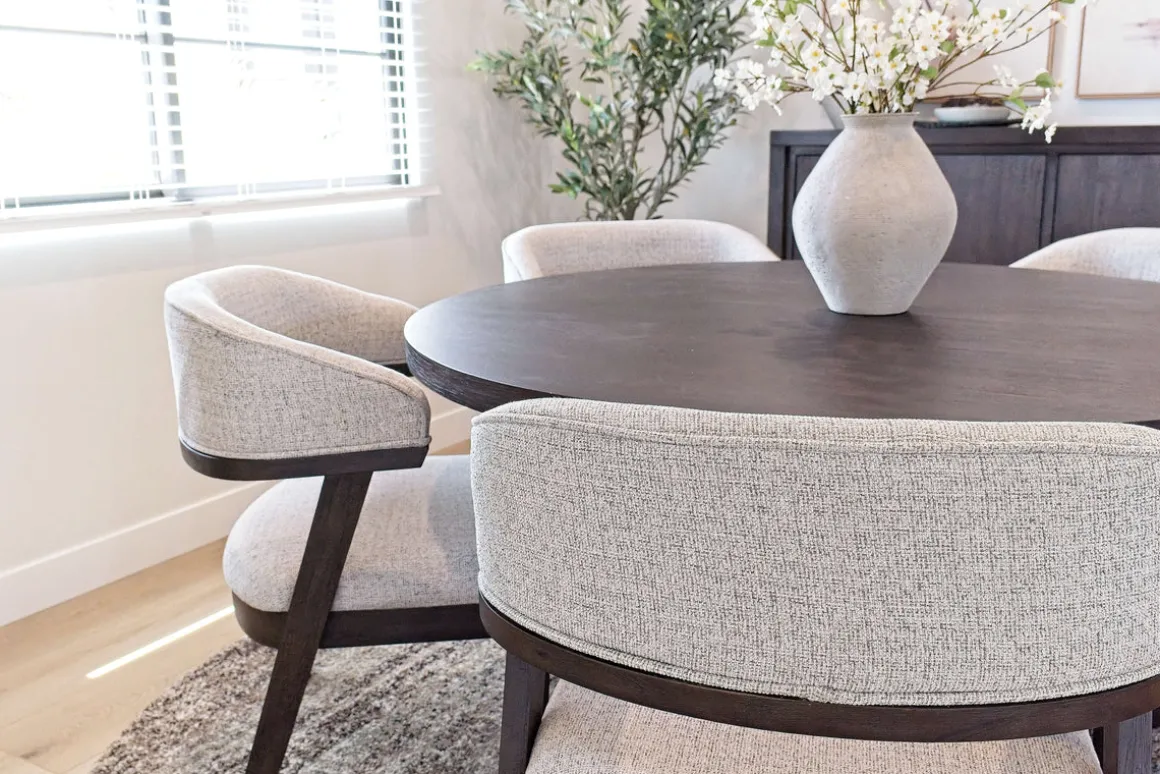 Riley Round Dining Table In Carbonite